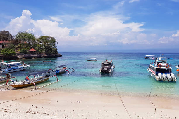 porto da baía de cogumelos em nusa lembongan bali indonésia - nusa lembongan bali island beach - fotografias e filmes do acervo