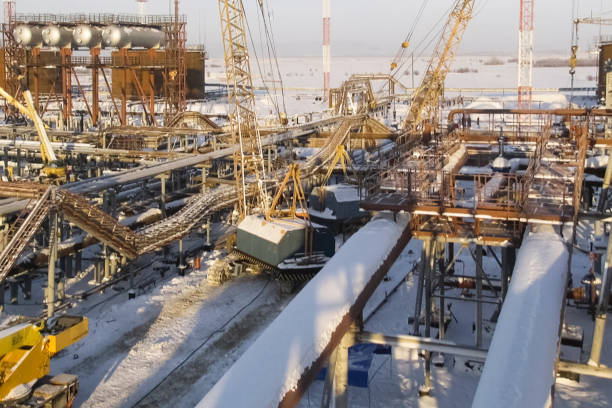 refinería de petróleo construcción de una planta industrial petrolera - petrolium tanker fotografías e imágenes de stock