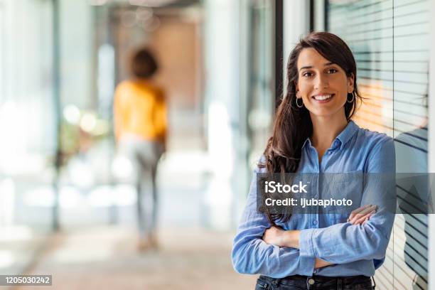 Young Mixed Race Businesswoman Smiling To Camera - Fotografias de stock e mais imagens de Mulheres - Mulheres, Só Uma Mulher, Escritório