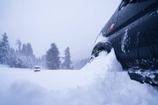 雪の下で。車のpovは、雪に覆われた道路で運転し、最初の雪が降ります。 - drivers point of view country road snowing blizzard ストックフォトと画像