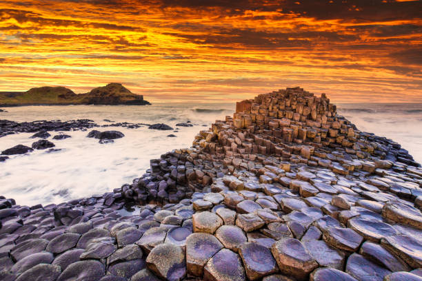 vista al tramonto sulla giants causeway in irlanda del nord. - causeway foto e immagini stock