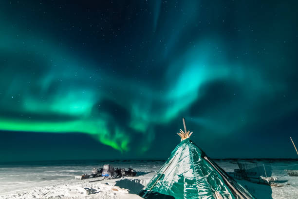 aurora borealis w nocy północnego nieba. jonizacja particl powietrza - ionization zdjęcia i obrazy z banku zdjęć