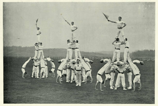 armée britannique victorienne, équipe de gymnastique, affichage de pyramides vivantes, années 1890 - vintage toning photos et images de collection