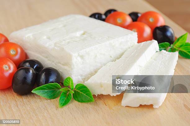 Rodajas De Queso Feta Foto de stock y más banco de imágenes de Aceituna - Aceituna, Albahaca, Color - Tipo de imagen