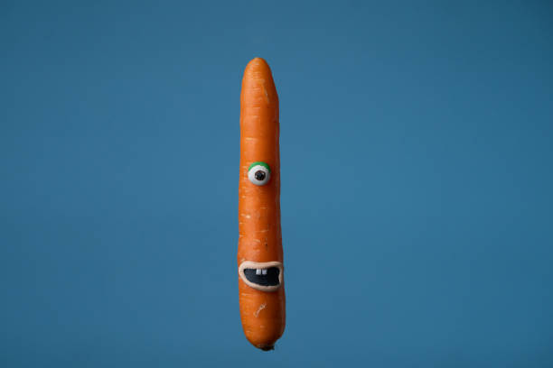 uma cenoura de olhos - vegetarian food creativity vegetable humor - fotografias e filmes do acervo