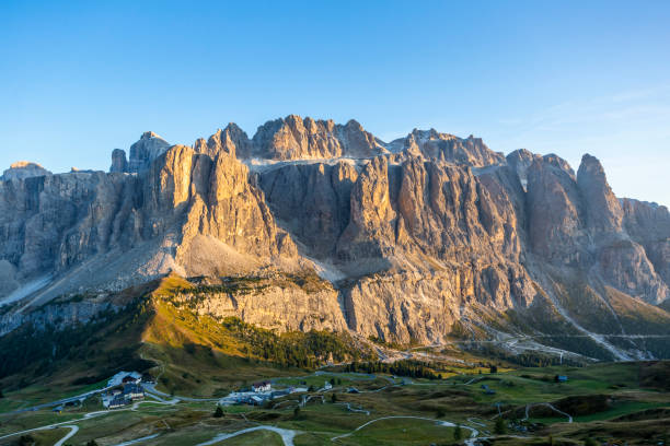 vista del passo gardena e del gruppo di sella da pizes de cir, italia - sella pass foto e immagini stock