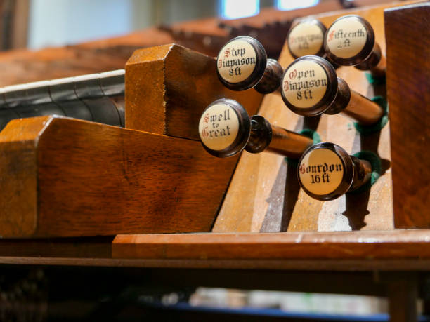 крупным планом деревянные ручки-притяжки на органе церковной трубы - sheet music hymnal antique old стоковые фото и изображения