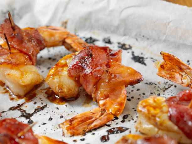 ahorn glasiert, speck gewickelt jumbo garnelen - prepared shrimp prawn large grilled stock-fotos und bilder
