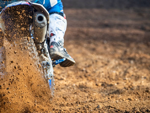 escena de motocross en un sendero - action off road vehicle motocross cycle fotografías e imágenes de stock