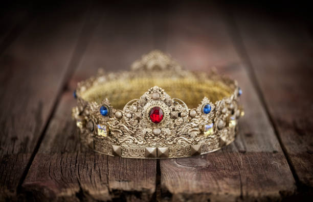 pâques jésus or jeweled kings couronne sur un vieux fond de bois - central focus photos et images de collection