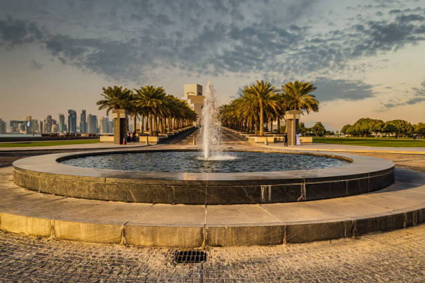 doha cor vista de nicho daylight com museu de arte islâmica e horizonte de doha em fundo e fonte em primeiro plano - museum of islamic art doha - fotografias e filmes do acervo