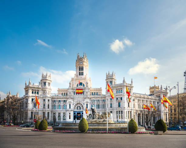 Ayuntamiento de Madrid bajo un cielo azul con nubes - foto de stock