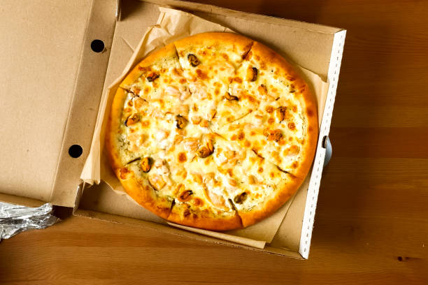 dostarczona pizza w pudełku, pyszna pizza. - carton horizontal portion part of zdjęcia i obrazy z banku zdjęć