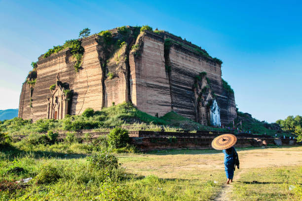 the giant stupa of mingun pahtodawgyi paya at mingun, myanmar former burma - paya imagens e fotografias de stock