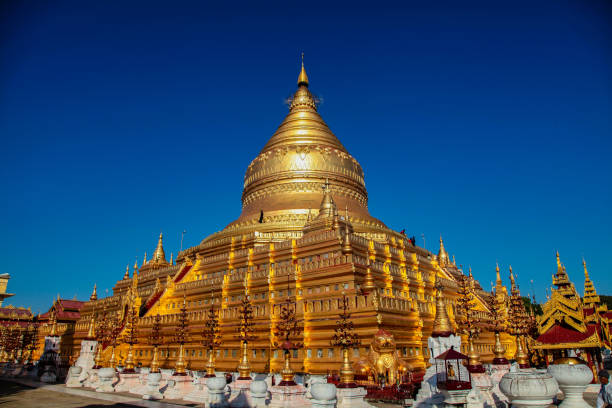 the golden shwezigon pagoda or shwezigon paya in bagan, myanmar former burma - paya imagens e fotografias de stock