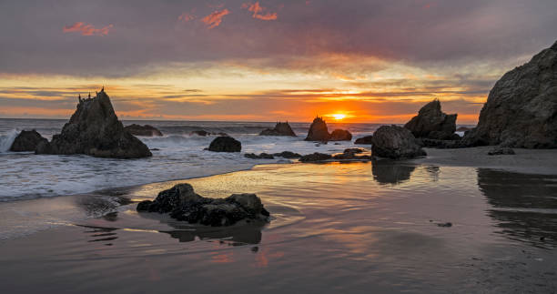 sunset at el matador beach - horizon over water malibu california usa imagens e fotografias de stock