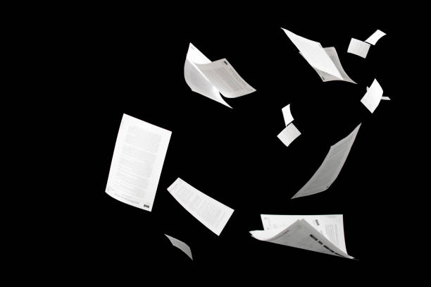 viele fliegende geschäftsdokumente isoliert auf schwarzem hintergrund papiere fliegen in der luft in business-konzept - mitteilung fotos stock-fotos und bilder