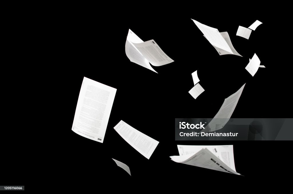 Muchos documentos de negocios voladores aislados en papeles de fondo negro volando en el aire en concepto de negocio - Foto de stock de Papel libre de derechos