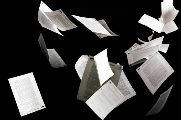 beaucoup de documents d’affaires de vol d’isolement sur les papiers noirs de fond volant dans l’air dans le concept d’affaires - paper crumpled document letter photos et images de collection