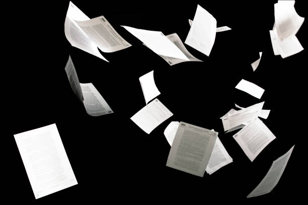 muitos documentos comerciais voadores isolados em papéis de fundo preto voando no ar no conceito de negócios - paper crumpled document letter - fotografias e filmes do acervo