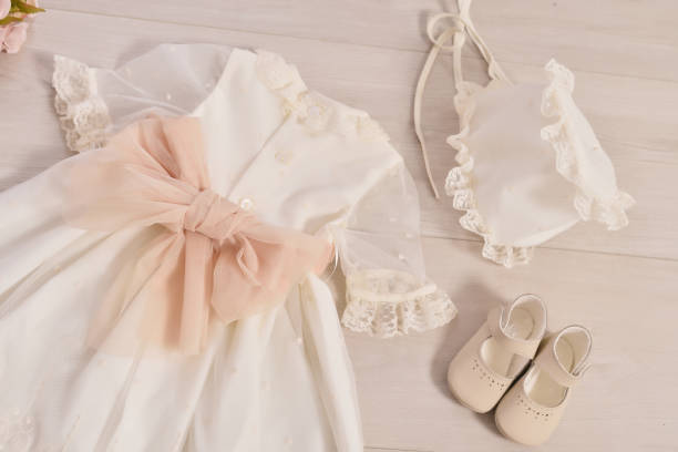 batizando vestido de bebê. close-up de um vestido de bebê recém-nascido bonito. elegante vestido branco bordado. conceito de educação infantil e moda - dh - fotografias e filmes do acervo