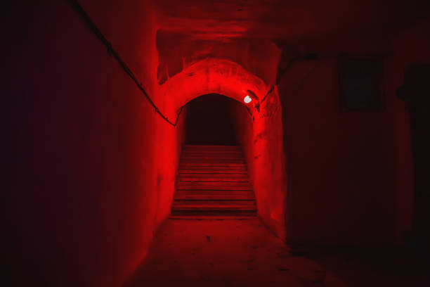 escadaria com degraus em túnel de bunker militar subterrâneo com luz vermelha - basement staircase old steps - fotografias e filmes do acervo