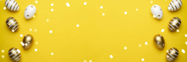 felice easter uova sfondo giallo. uova decorate con lucentezza dorata nel cesto, per biglietto di auguri, promozione, poster - easter egg isolated remote frame foto e immagini stock
