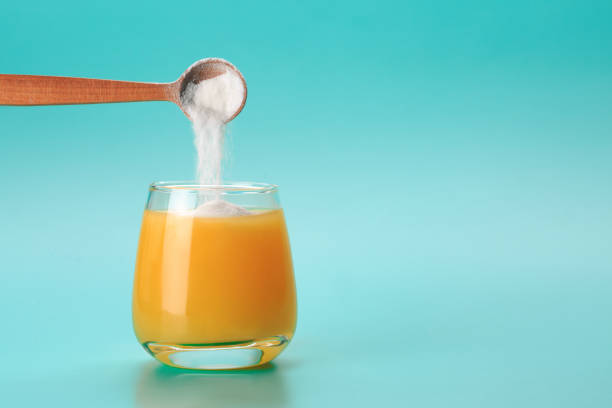 jus jeruk dengan sendok protein - collagen drink potret stok, foto, & gambar bebas royalti