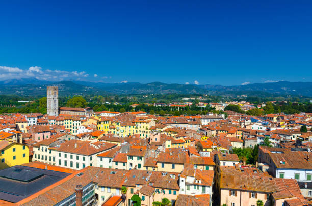 vista panorâmica superior aérea da praça piazza dell anfiteatro, igreja chiesa di san frediano na cidade medieval do centro histórico lucca com telhados de telhas de terracota, fundo de colinas verdes, toscana, itália - italy panoramic town square skyline - fotografias e filmes do acervo