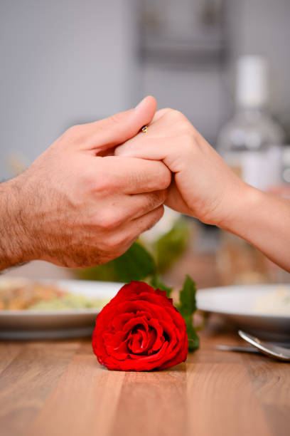 로맨틱 한 저녁 식사 사랑 커플 손 닫기 함께 빨간 장미 에 발렌타인 레스토랑 - valentines day romance boyfriend vertical 뉴스 사진 이미지