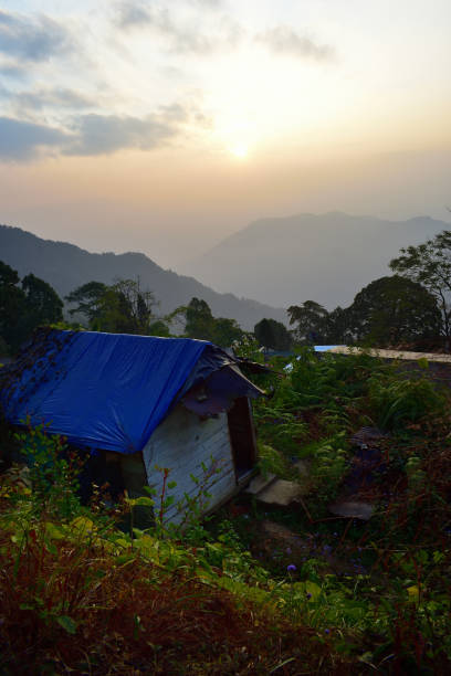 高いヒマラヤ山脈にある山の山の山小屋小屋で、登山者、登山者、ハイカーに避難所を提供しています。インターロックオーバーラップスパーヒルリッジv字型谷を背景にします。 - mountain himalayas india cabin ストックフォトと画像