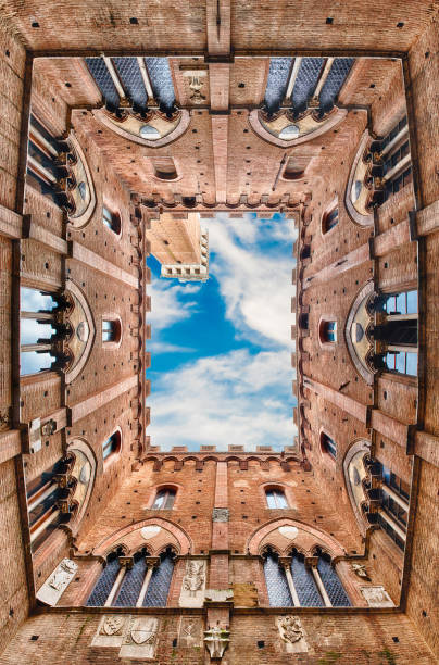 vista do fundo, pátio do palazzo pubblico, siena, itália - italy bell tower built structure building exterior - fotografias e filmes do acervo