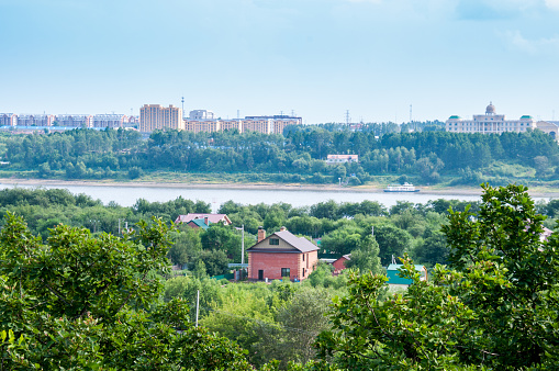 Rusia, Blagoveshchensk, julio 2019: Vista del río Amur en el verano, en ambas orillas de la ciudad de Blagoveshchensk y la ciudad de Heihe photo