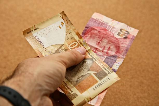 рука, держащая южноафриканские деньги - nelson mandela стоковые фото и изображения