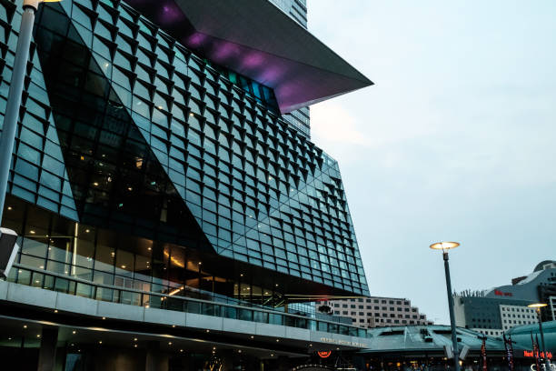 un bellissimo edificio dell'international convention center a sydney - darling harbor foto e immagini stock