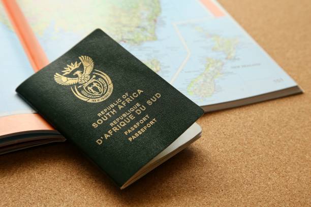 mão segurando passaporte sul-africano. imagem conceitual de emigração. - map south africa cartography africa - fotografias e filmes do acervo