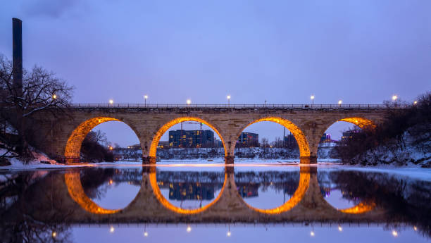 ponte arco pedra minneapolis minnesota marco ao pôr do sol - arch bridge - fotografias e filmes do acervo