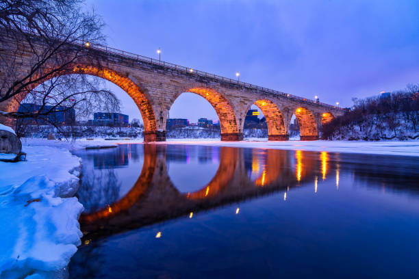 pietra arco ponte minneapolis punto di riferimento minnesota a ore blu - winter river foto e immagini stock