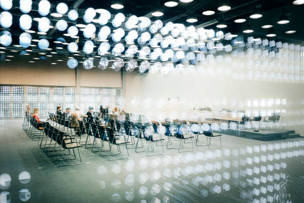 abstrakcyjna grupa przedsiębiorców w centrum kongresowym - talking to audience zdjęcia i obrazy z banku zdjęć