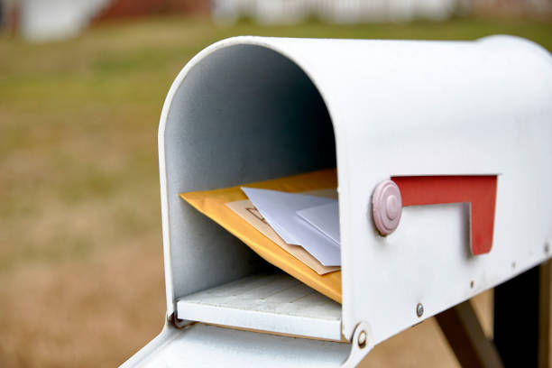 レターを含むメールボックスを開く - postal worker ストックフォトと画像