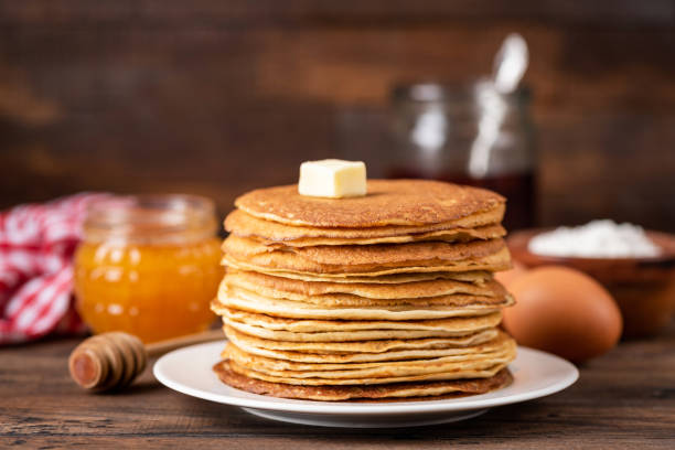 pila de blini o crepe sobre mesa de madera - blini fotografías e imágenes de stock