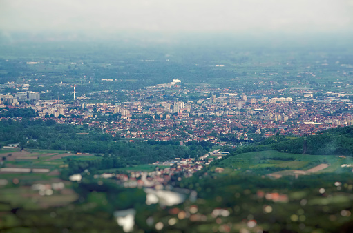 Vista panorámica de la ciudad de Cacak en Serbia desde el pico de la montaña Ovcar photo