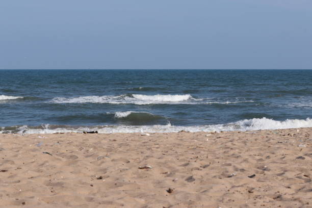 belles images de la mer bleue d’eau et du ciel clair bleu avec les fonds bruns de plage de sable, paysage de plage - sandy brown bay beach sand photos et images de collection