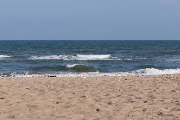 belas imagens de mar de água azul e céu claro azul com fundo de praia marrom de areia, paisagem de praia - sandy brown bay beach sand - fotografias e filmes do acervo