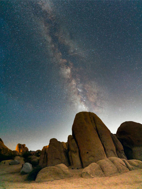 istock Mars and Milky Way Over White Tank 1205187395