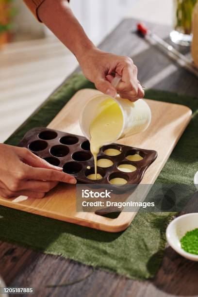 Frau Macht Schokoladenbonbons Stockfoto und mehr Bilder von Seife - Seife, Vorbereitung, Eingießen