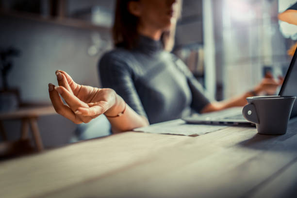 mujer en el cargo meditando - worklife balance fotografías e imágenes de stock