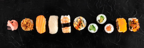 zestaw sushi, panoramiczny strzał na czarnym tle. różnorodność maki, nigiri i bułek, z rybami i warzywami - sushi california roll salmon sashimi zdjęcia i obrazy z banku zdjęć
