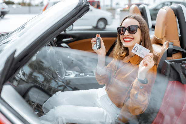retrato de una mujer feliz en el coche - carné de conducir fotos fotografías e imágenes de stock