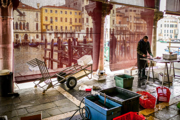 a view of the venice fish market near the rialto bridge - market rialto bridge venice italy italy imagens e fotografias de stock